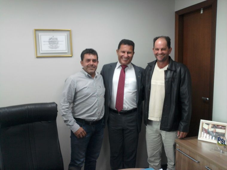 Presidente da Câmara Milton R.da Silva e Vereador Daizi Camello conquistam ambulância para o município 