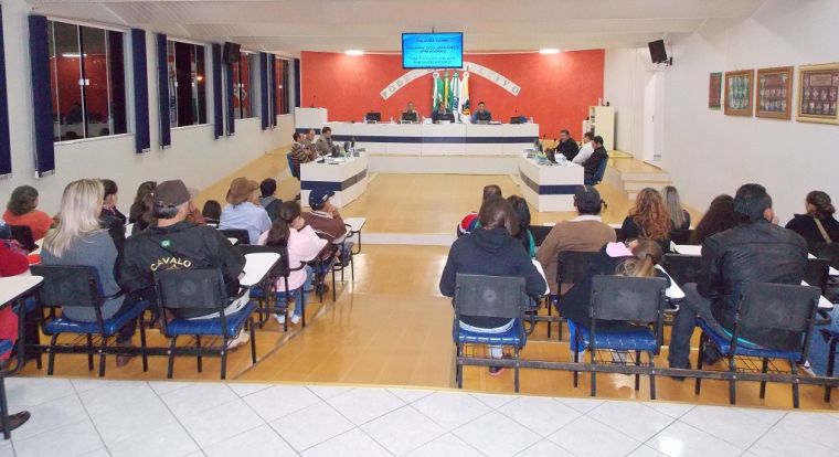 Plano Municipal de Educação é aprovado por unanimidade.