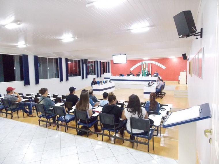 CÂMARA APROVA OPERAÇÃO DE CREDITO AO EXECUTIVO DE UM MILHÃO E QUINHENTOS MIL REIAS 